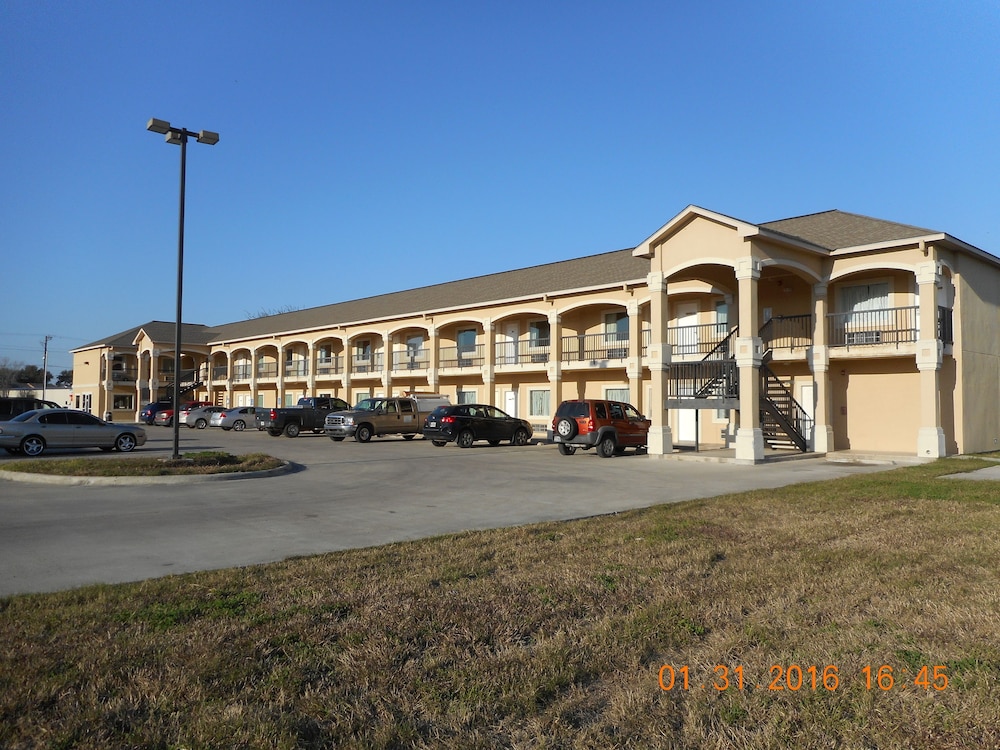 Crossroads Inn & Suites