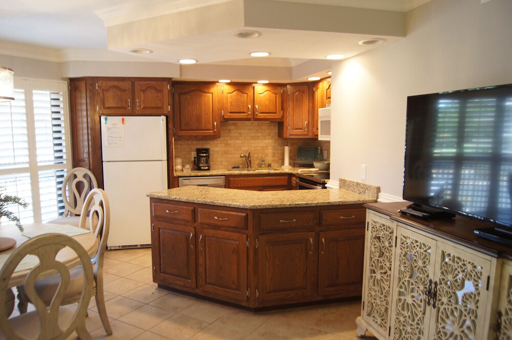 Tilghman Lakes H1 3 Bedroom Condo by RedAwning