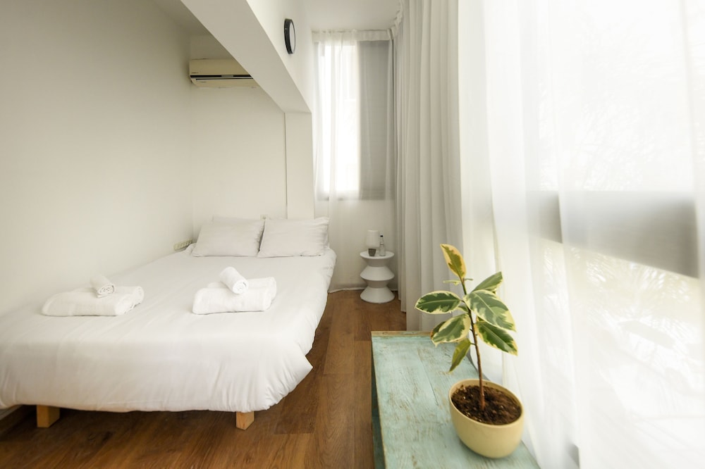 Stylish 2-Bedroom Green Oasis view 2