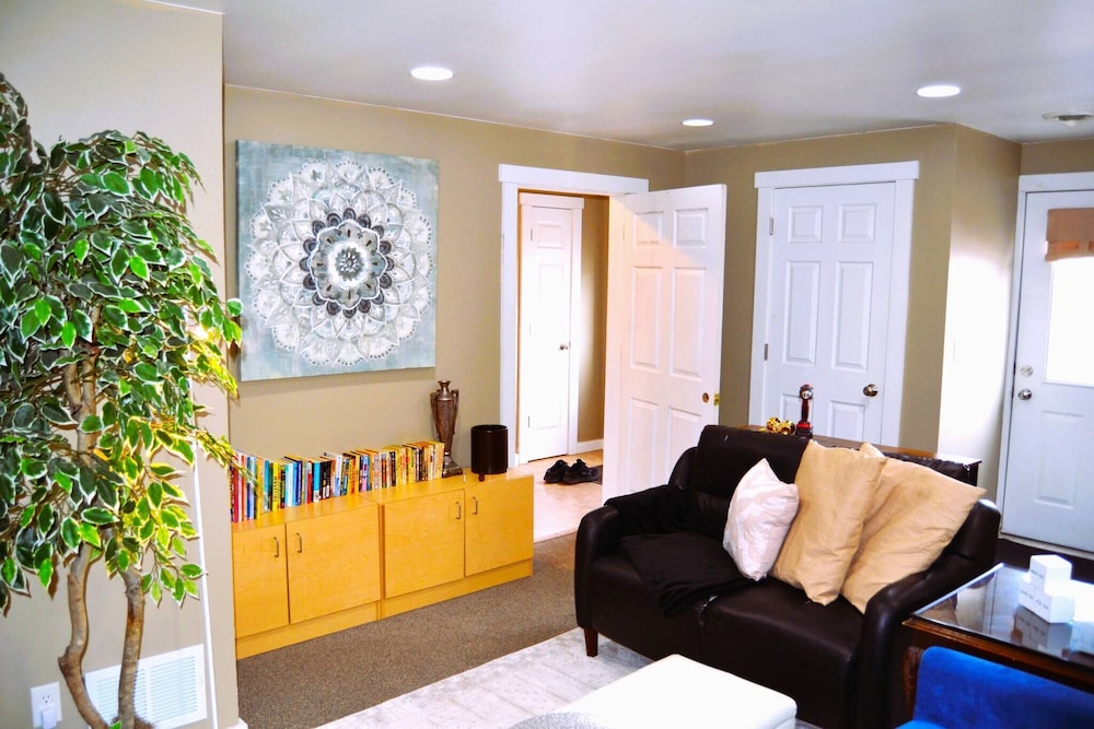 Room-cozy Nest Near UND Campus