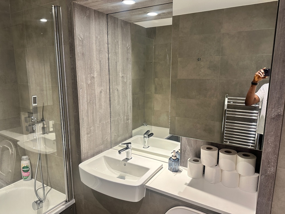 Birmingham - Cozy 2 Bed Apartment - Sleeps 4
