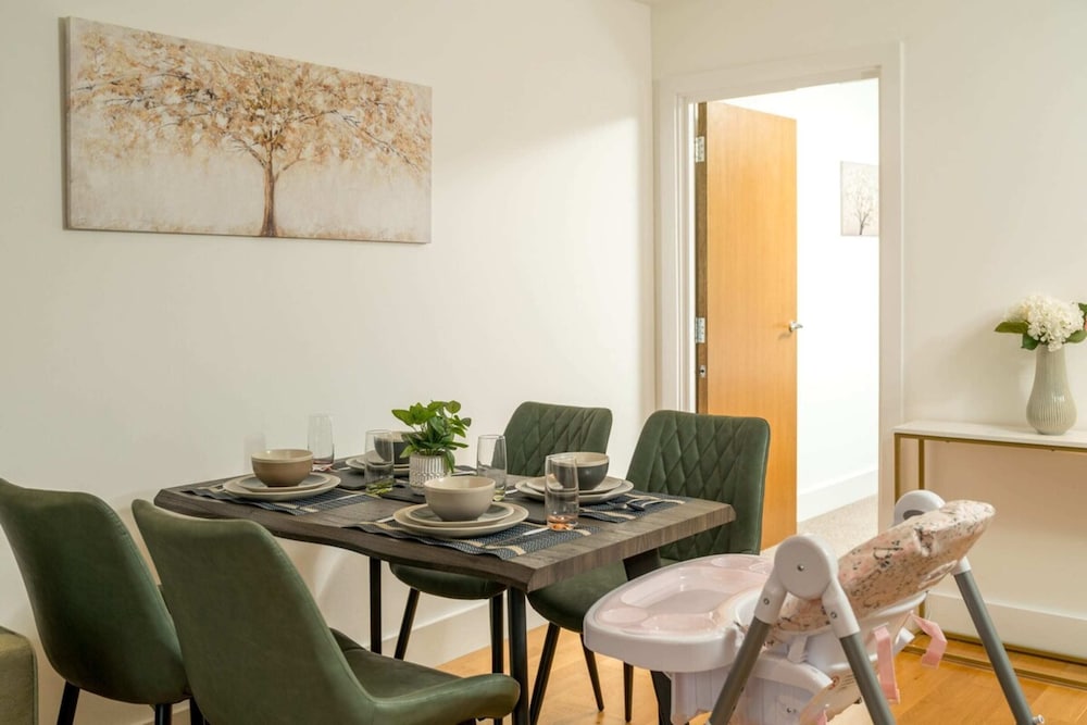 Stunning 3BD Flat, Parking, Sleeps Six, Near Park