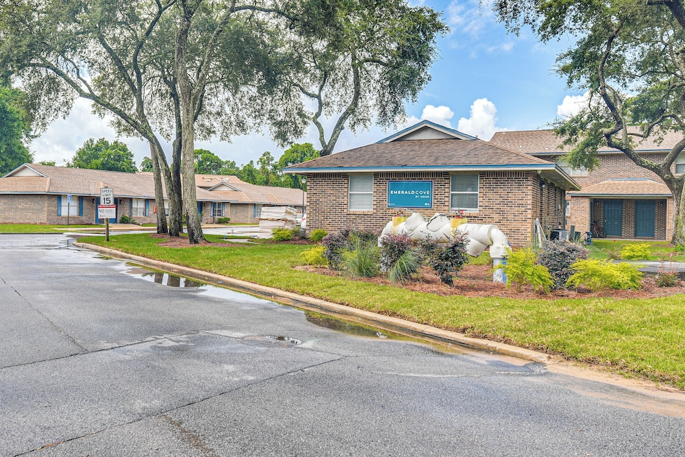2 Mi to State Park: Dog-friendly Niceville Home