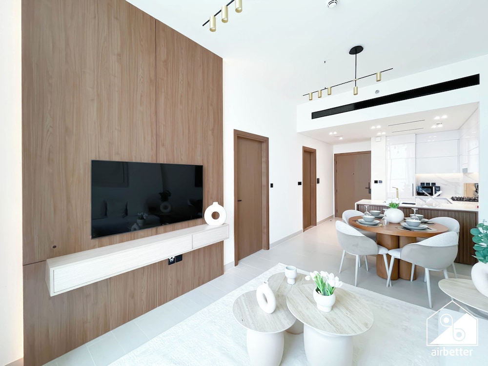 Luxury 1BR Balcony, Pool, Gym Prime Location