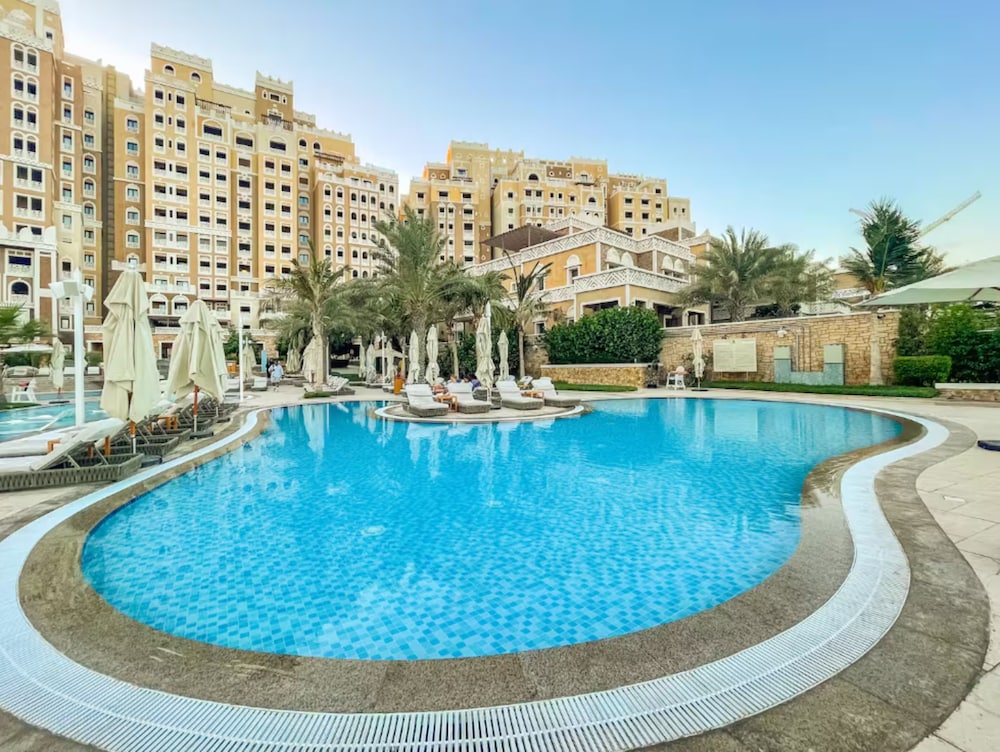 Massive 2 Bedroom with Palm View Balqis