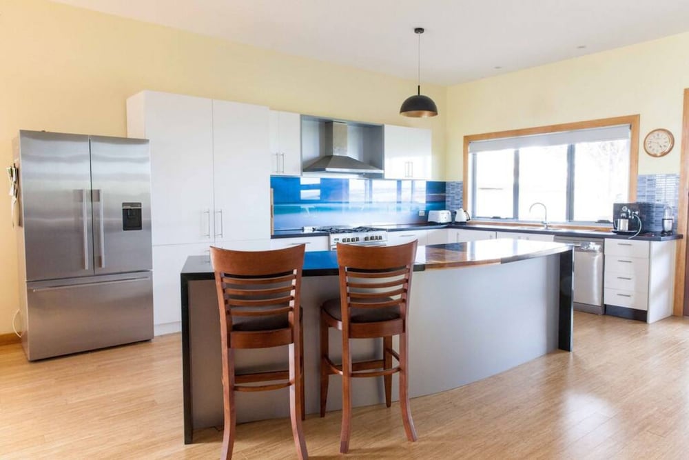 Colours By The Sea Wheelchair Pet-friendly Waterfront Retreat Fireplace Wood Supplied