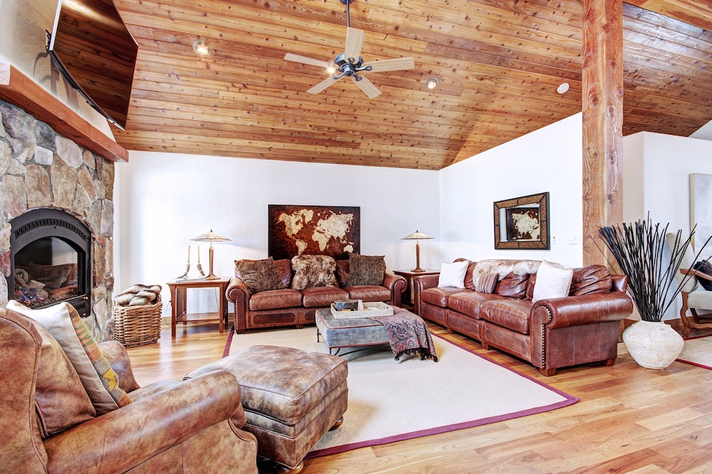 Pine Needle Lodge 5 Bedroom Home by RedAwning