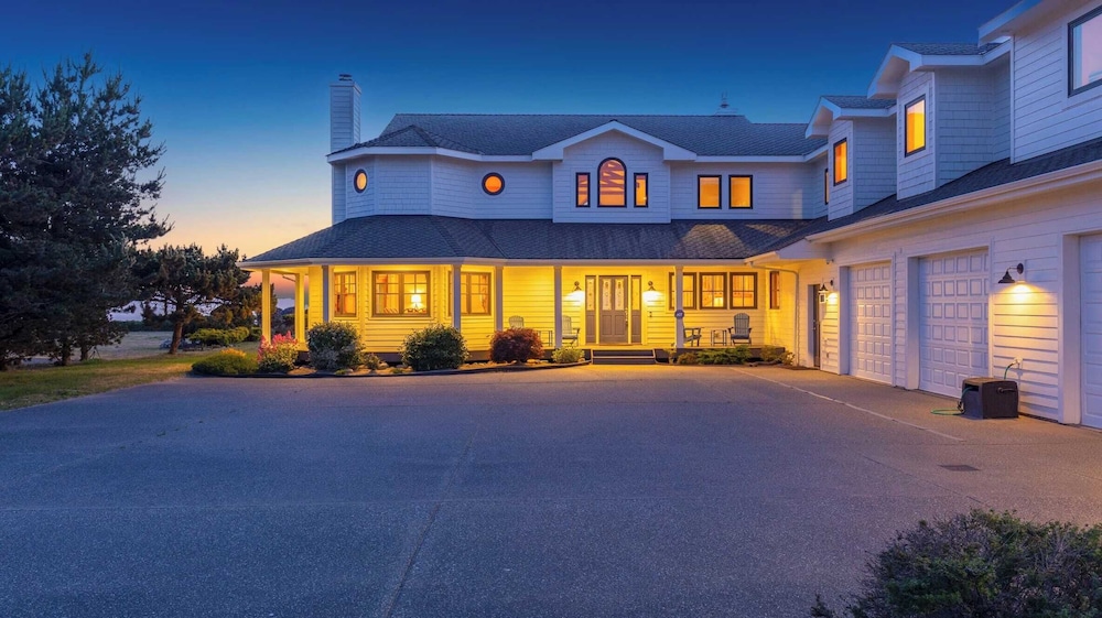 Seacliff Haven Waterfront Luxury, Stunning Views, Hot Tub & Game Room