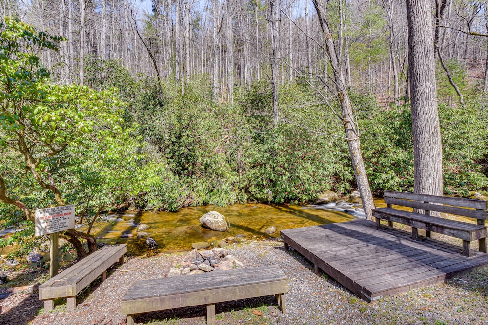 Bright Highlands Retreat Near Waterfalls & Trails view 3