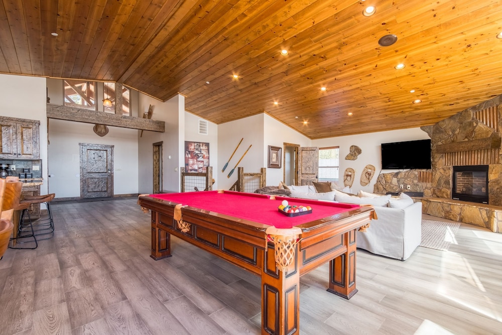 Lakefront Lodge by Avantstay Lakefront Cabin w Hot Tub