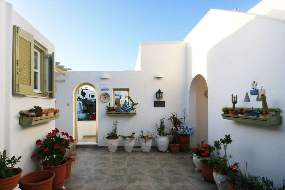 Leonardos Apartments
