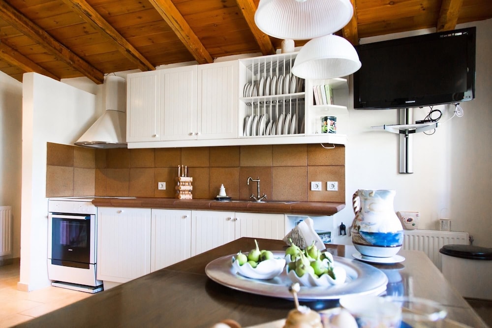Seafront Luxury Villa w 3-en Suite BR BBQ view 4