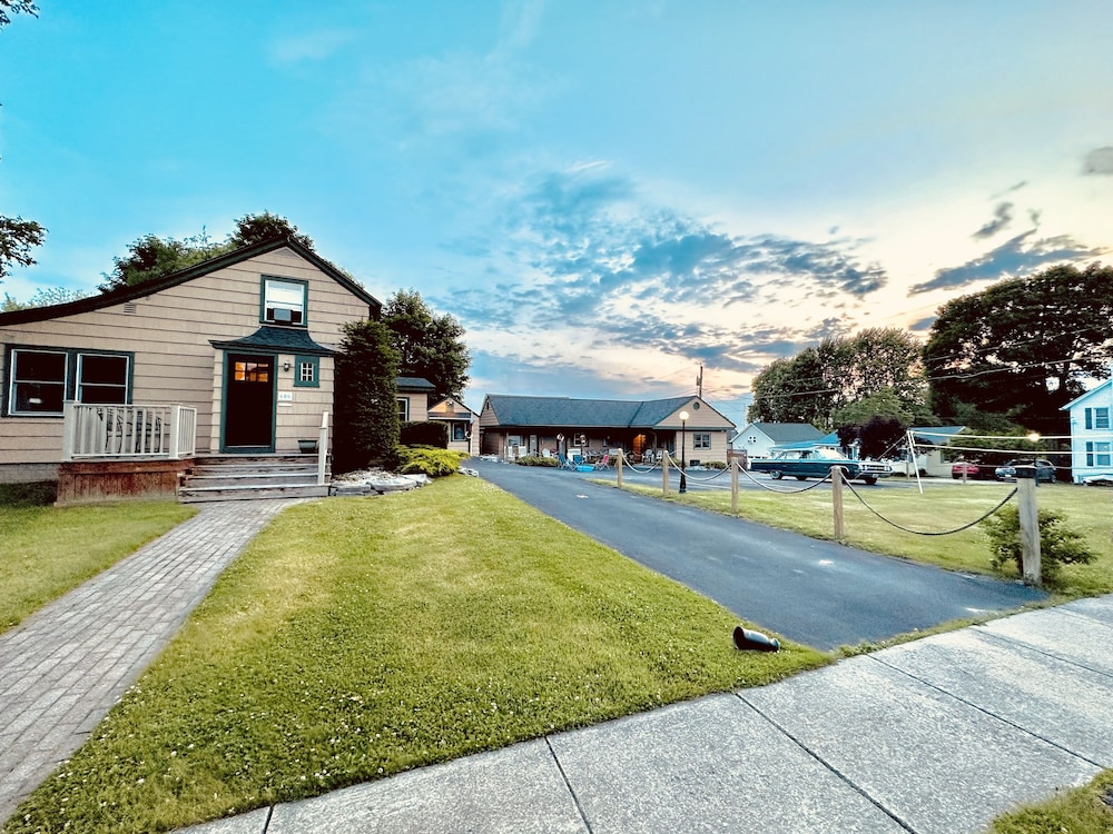 Watertown Vacations - Wooden Boat Inn - Property Image 1