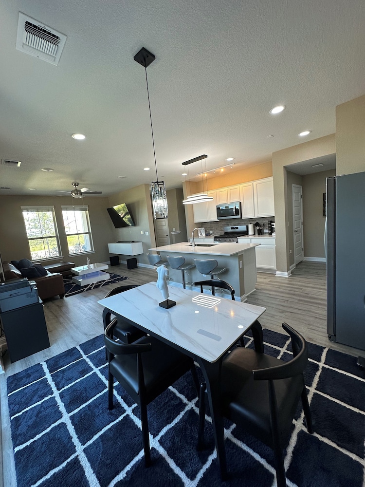 Luxury 2S Condo Hot Tub Gym Pool Airport