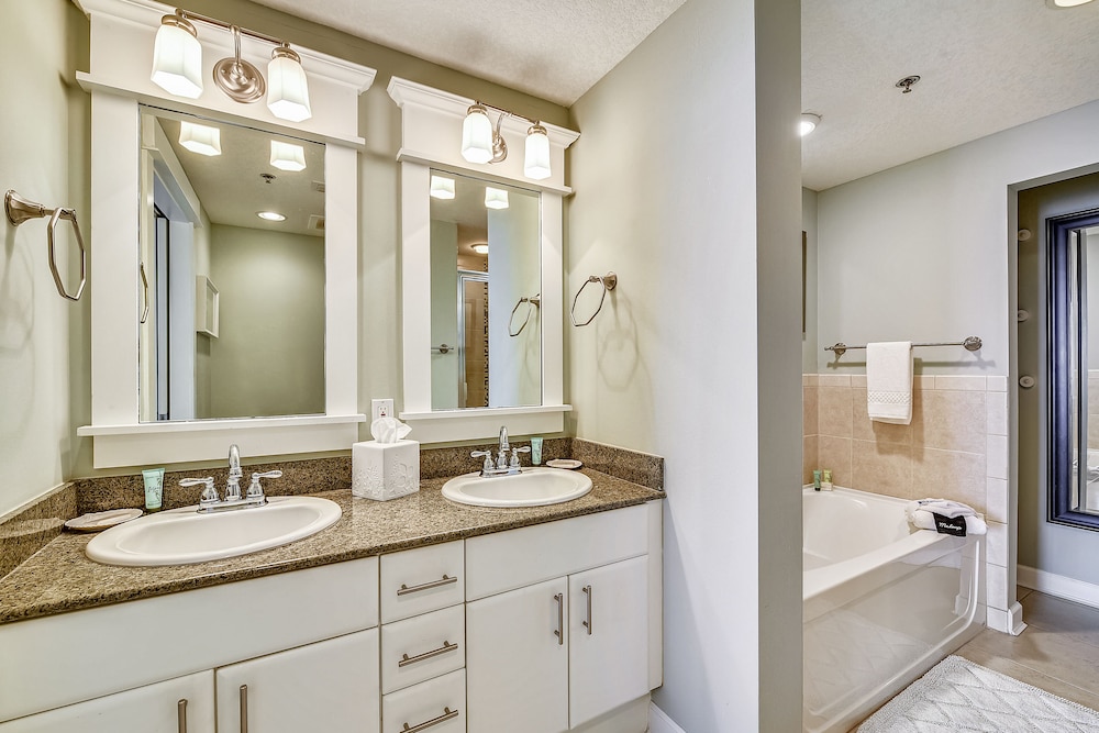 Grand Panama Beach Resort by Book That Condo