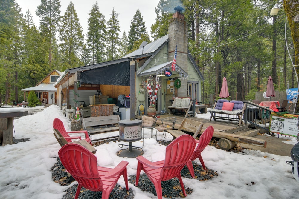 Walk to Trails & Butte Creek: Cozy Retreat w/ Deck