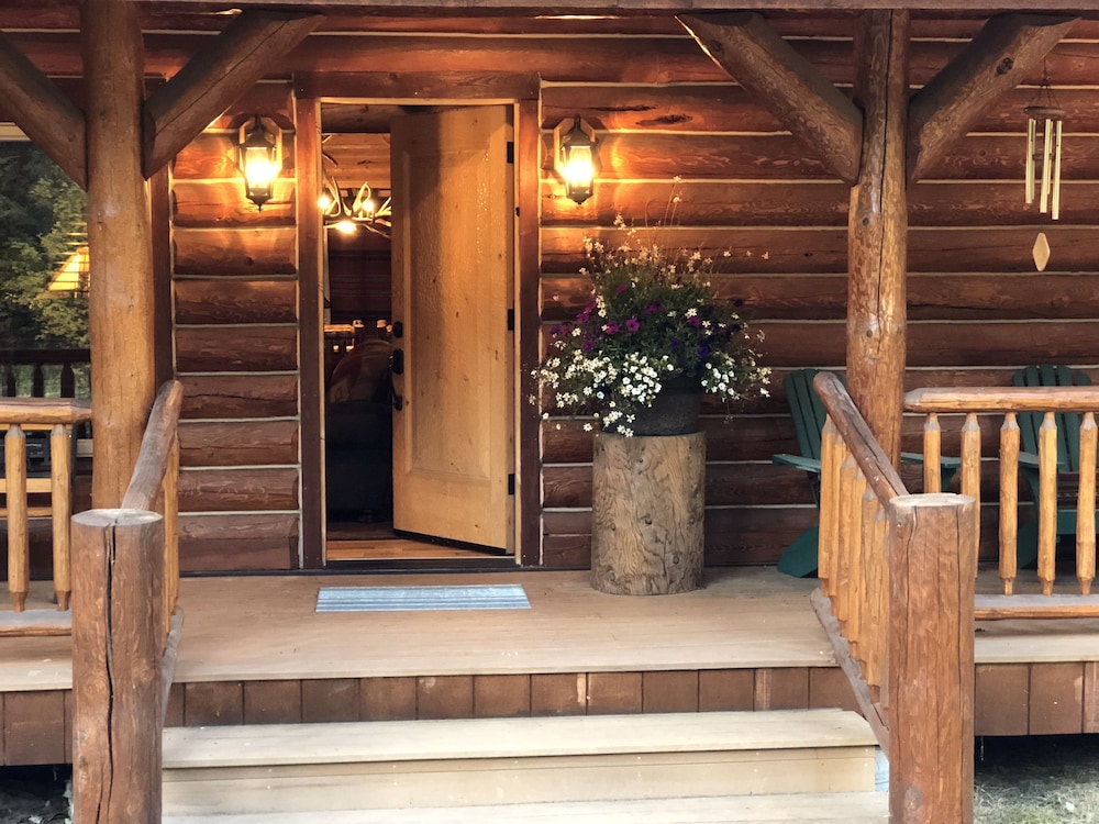 Exquisite Mccall Log Cabin - Walk to Payette Lake! view 3