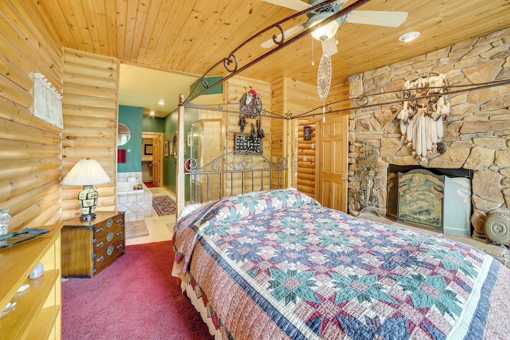Decks & Views: Spacious Cabin Near Table Rock Lake