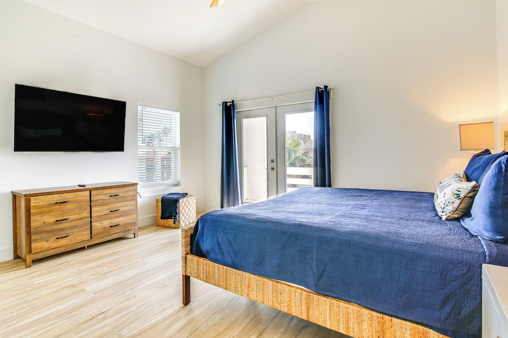 1 Block to Beach: South Padre Island Paradise!