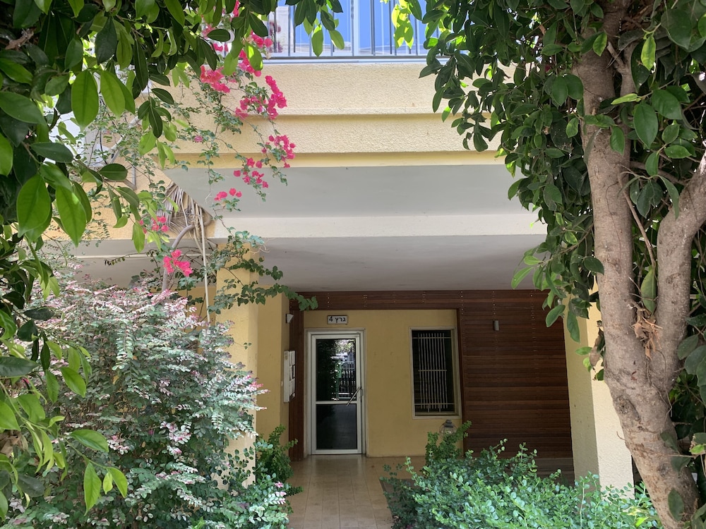 Bright 3BR in the Beating Heart of TLV view 4