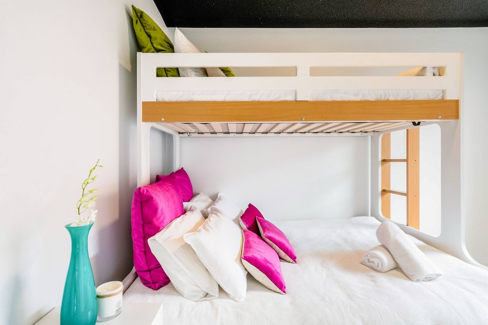 Renovated Retro Apartment Near Harbour Front Walks
