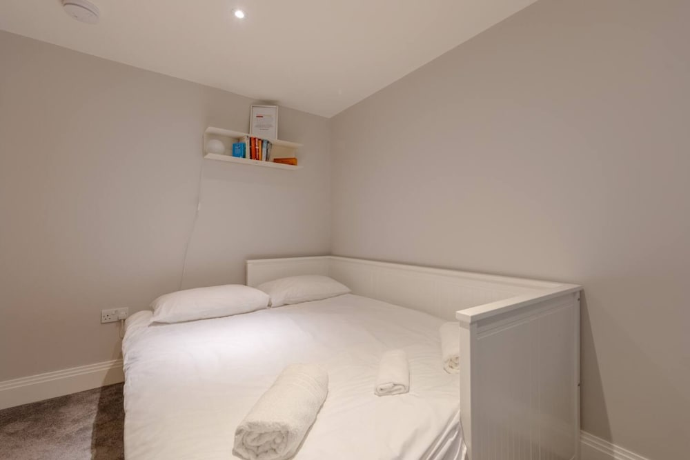 Chic & Spacious 2BD Flat -2 Mins to Baron's Court