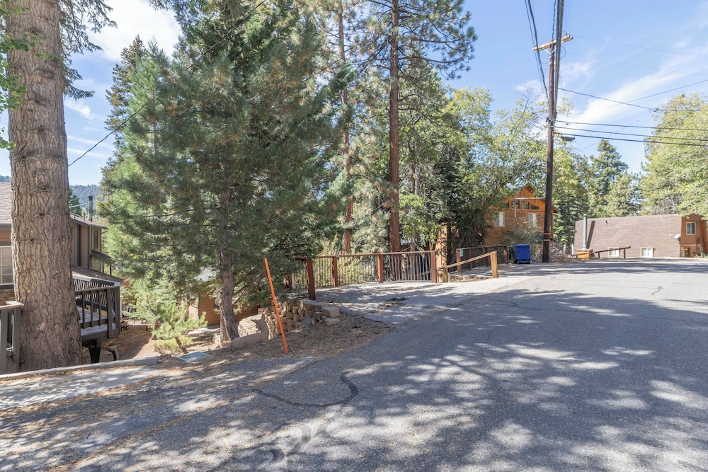 True Big Bear Lake Cabin with jacuzzi