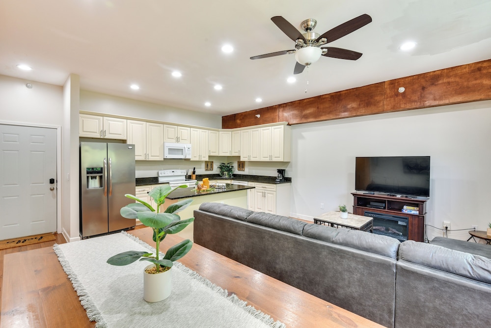 Cozy Sawyer Apartment - 2 Mi to Warren Dunes Park! view 4