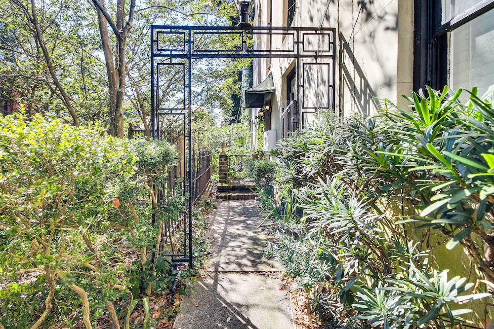Downtown Savannah Apartment, Walk to Forsyth Park! view 4