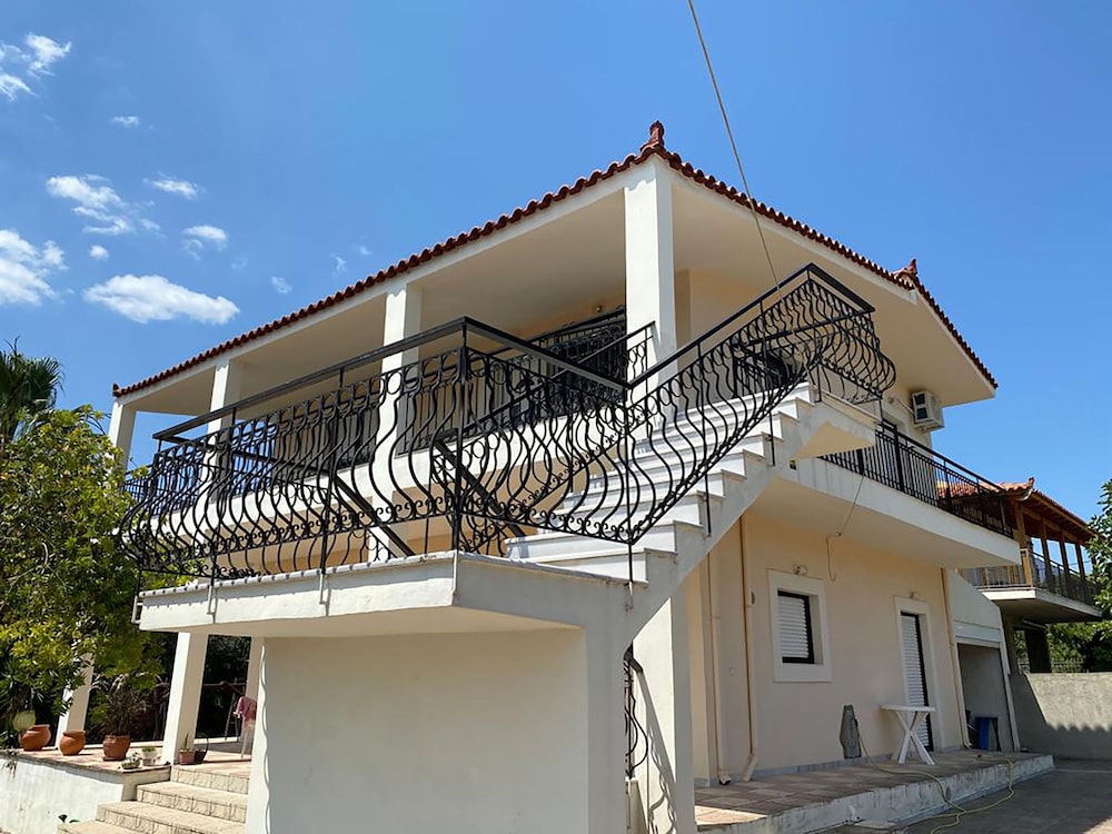 Cozy Home in Eretria view 4