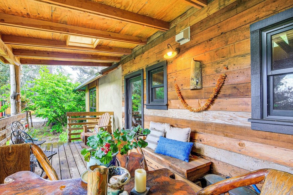 Unique & Serene Retreat, 7 Mi to Downtown Portland