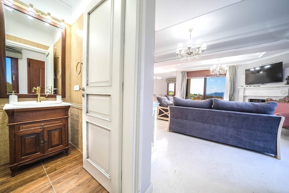 Karyo Villa,- 4bd, 3min On Foot From The Beach!