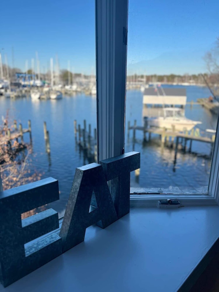 Waterfront Views With King Bed in Solomons Island