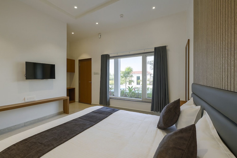 Lavender Hotels with Swimming Pool – Statue of Unity