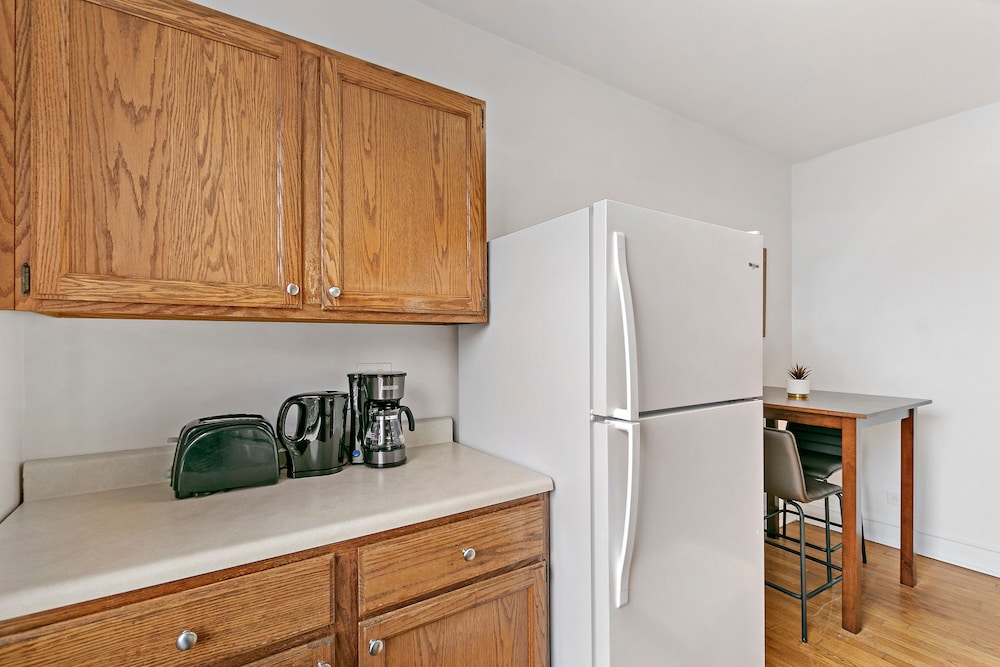 Home w 1BR Kitchen&Wi-Fi near Larchmont - Image 5