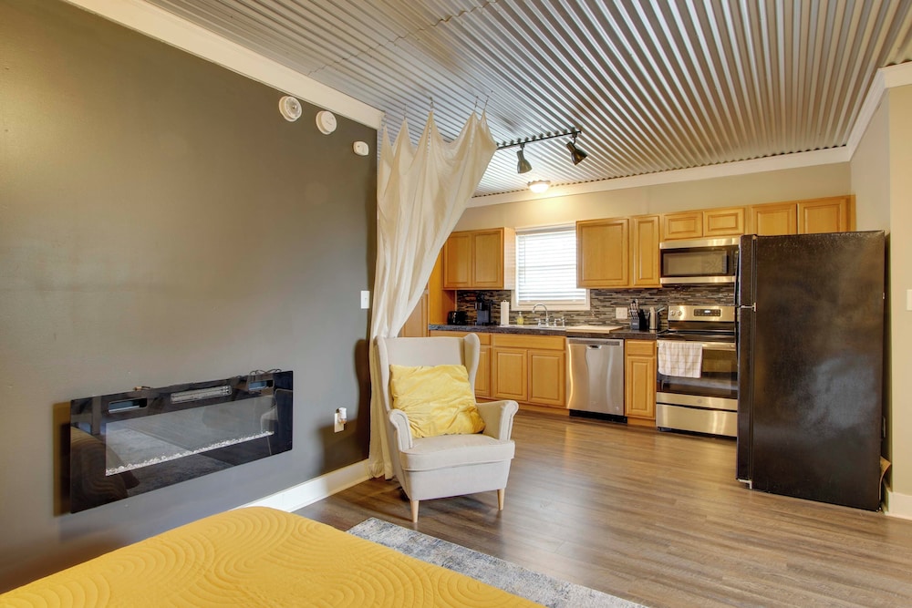 3 Mi to Shops & Eats in Uptown: Greenwood Studio