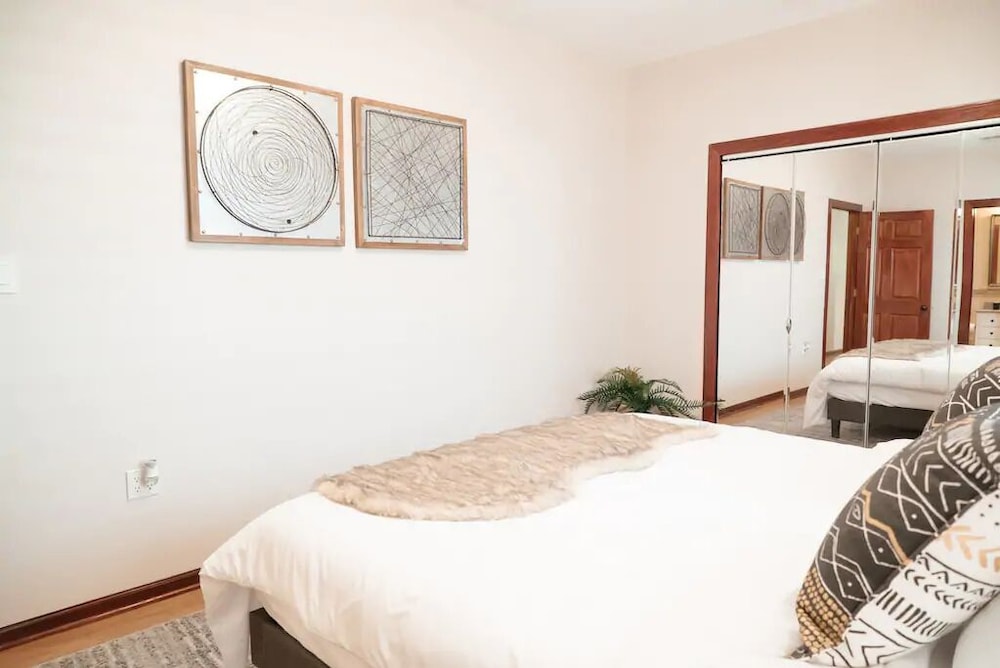 2BR Apt - Central Modern