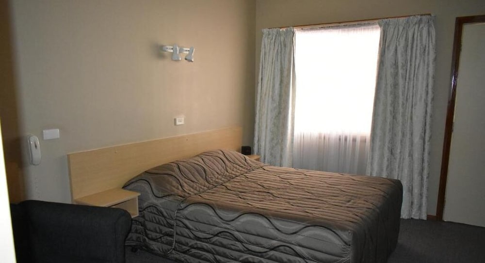 COOEE MOTEL