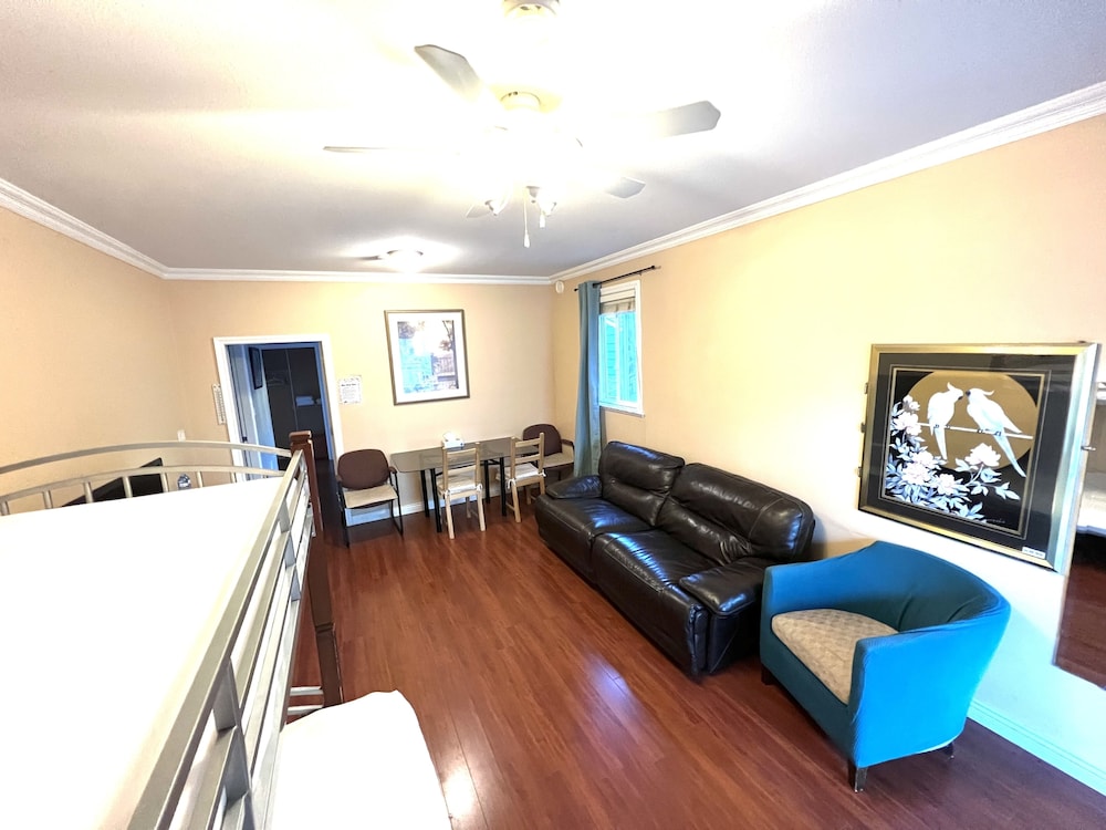 Surrey Vacations - Family Suite - Property Image 13