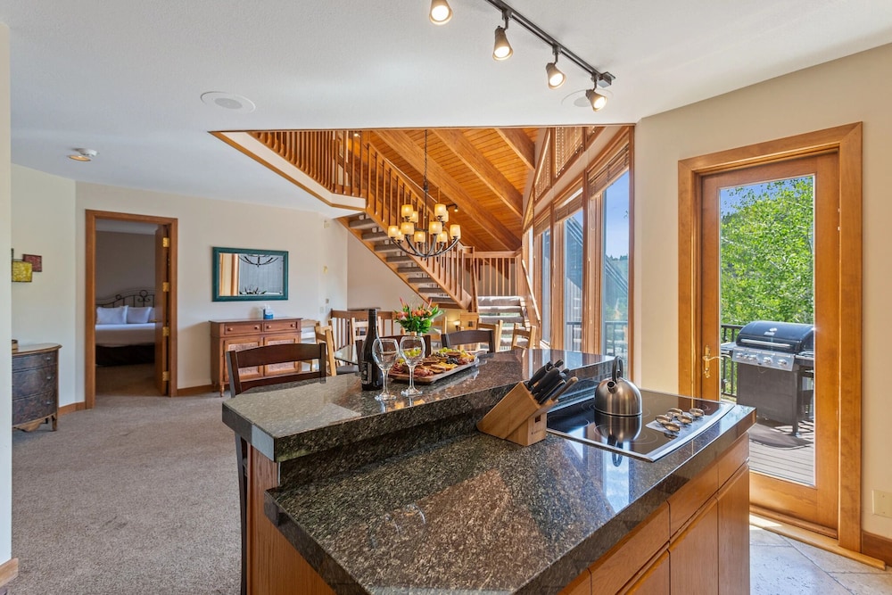 Pinnacle at Deer Valley Resort - Four Bedroom Condo with Hot Tub #1470 4 Condo