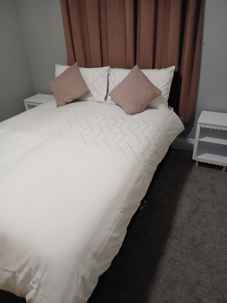 Galway 2-bed Apt, Sleeps 4, 5-min Walk to Station