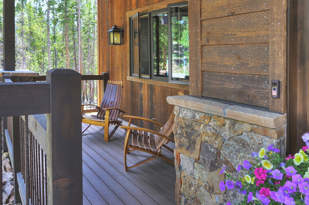 Three Sisters Lookout 5 Bedroom Home