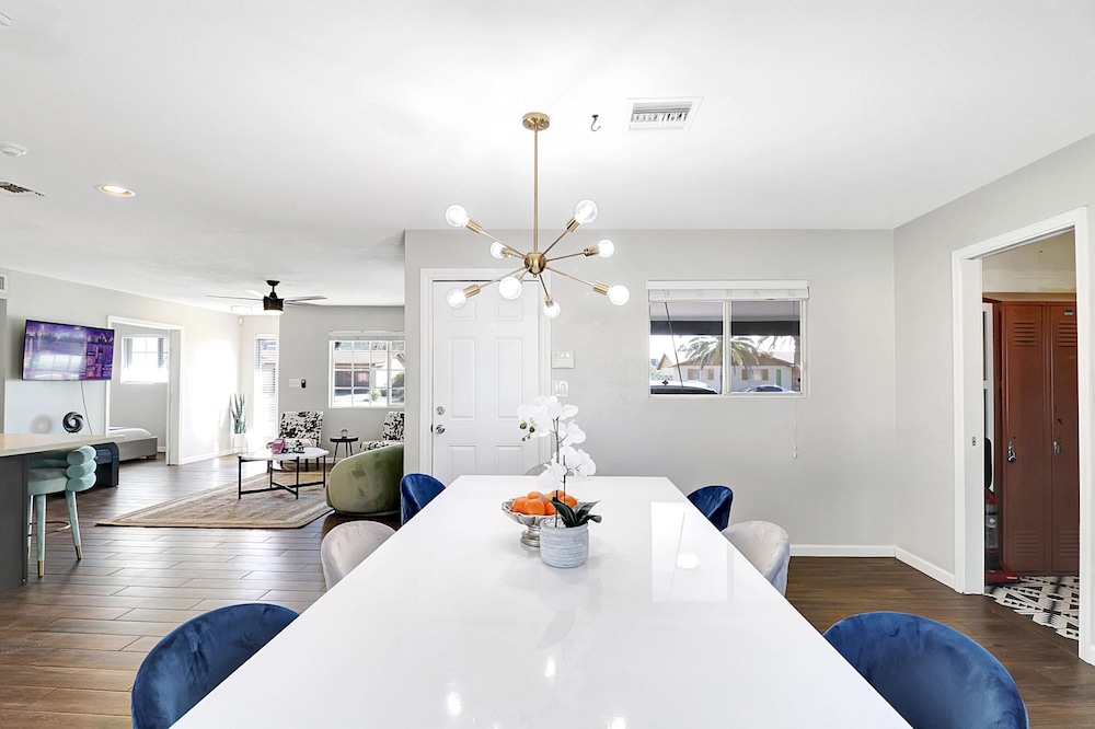 Karen in Phoenix With 4 Bedrooms and 2 Bathrooms