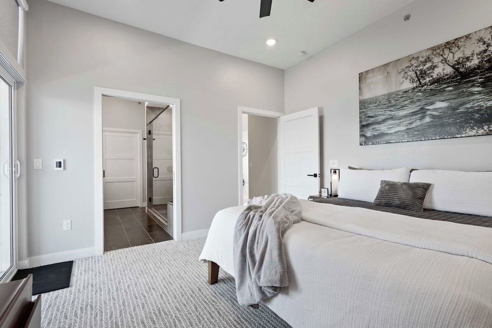 Luxury Lakefront Condo w/ Private Hot Tub & Sauna