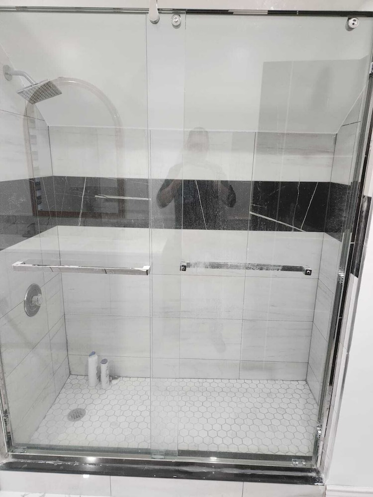 Room in Guest Room - Serene Retreat in Brampton - Private Room With City Views