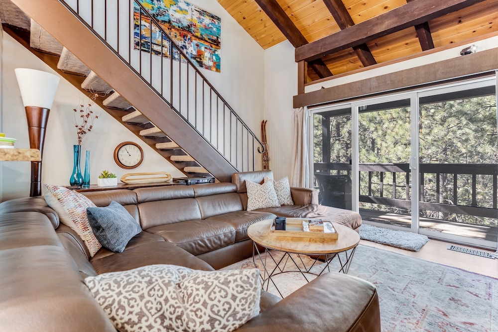 Pinegrove by Avantstay Beautiful Villas Condo Just Outside Tahoe City! - Property Image 11