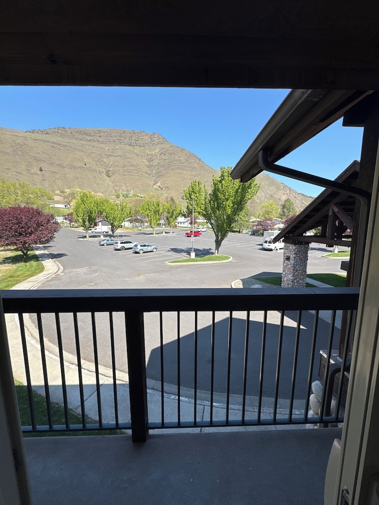 Salmon Rapids Lodge