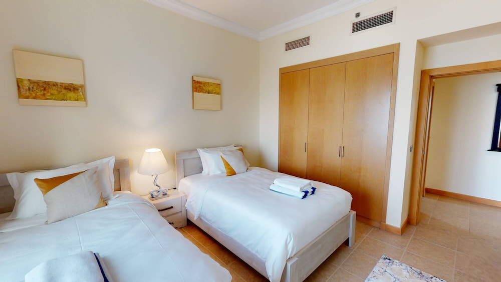 Al Dabas Beach Views 3BD Sleeps 6 Beachfront Beach Pool Access