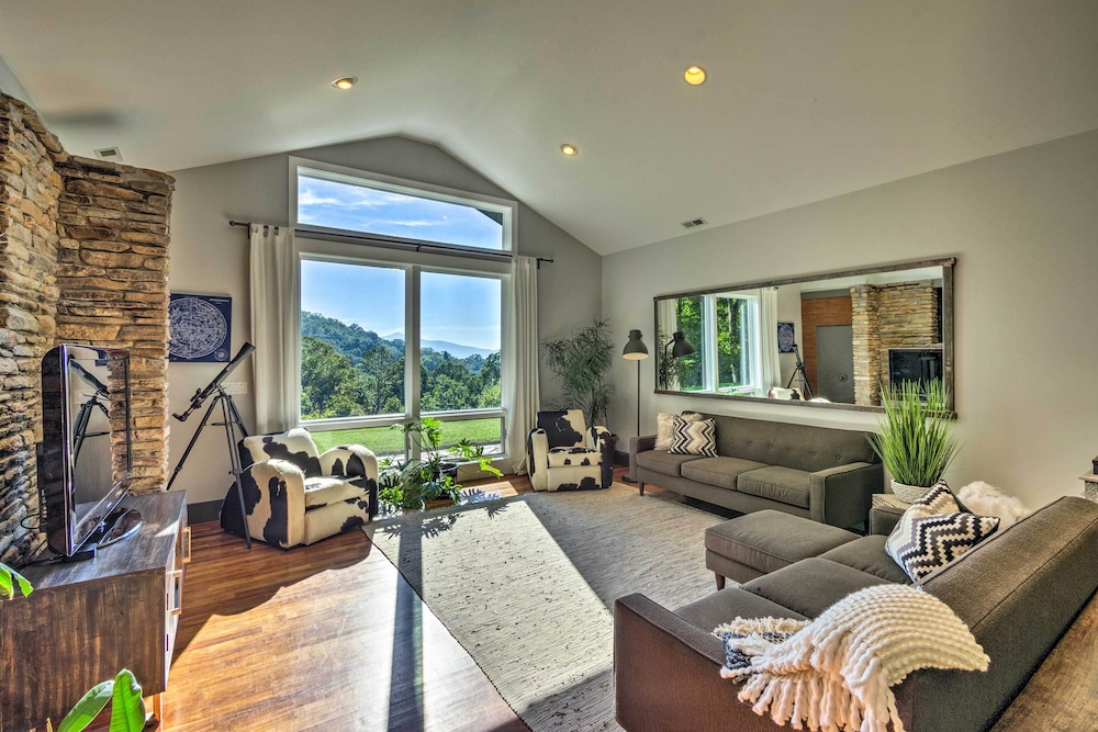 Luxury Lodge on 45 Acres: Patio, Deck & Views!
