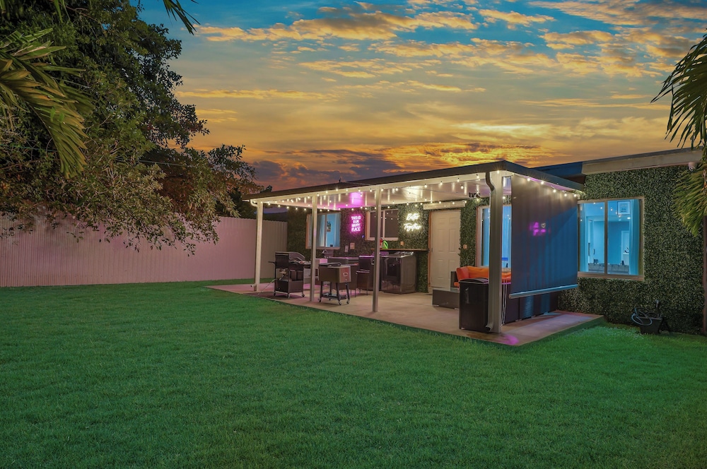 Unique Escape GameRoom! Bar, BBQ, Spacious, and Near Beach